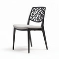 Chaise en plastique noir avec coussin gris et design moderne 45 x 50 x 85cm